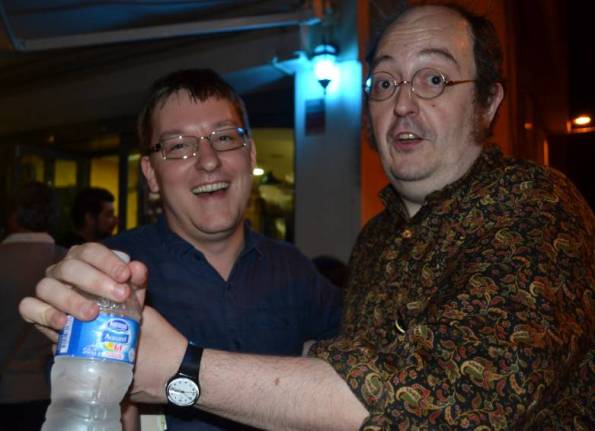 Y la parte de Serendipia más descerebrada bailando un vals con Falardeau. Después de la tarde que me hizo pasar su película me debía, al menos, un bailecito... si, era sábado a altas horas, pero que no les engañe el agua que porta, el canadiense tiene un buen saque. 