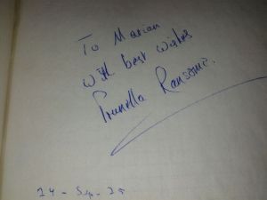 Y la firma de la protagonista, la desaparecida Prunella Ransome.