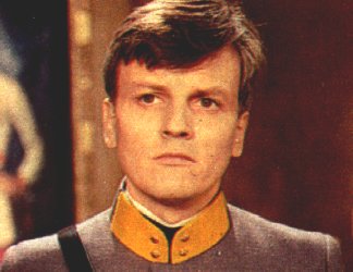 jacques-perrin-guarda-dalla-finestra