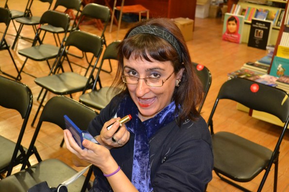 Montse Rovira preparándose para una presentación de media hora sobre el libro de Chicho Ibáñez Serrador.