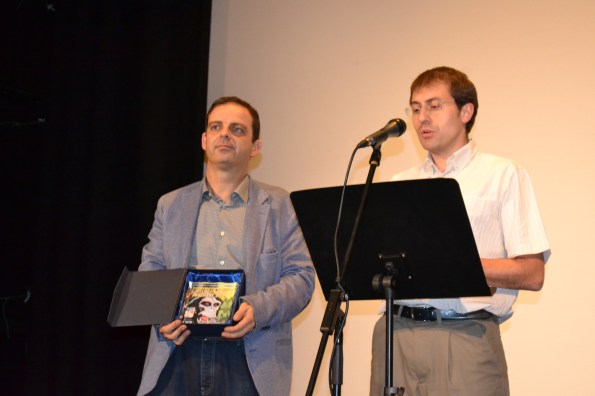 Jorge Juan Adsuara y Juan Vicente Centelles entregando el premio al corto ganador. 