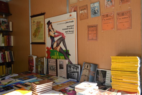Y haciendo el turista encontramos una feria de libros de ocasión ¡Que mejor cosa para el domingo! (Aquí un cartel de Marisol en una peli dirigida por Eugenio Martín) Incluso me compré una biografía de El Titi por 3 euros, ¡oigan!