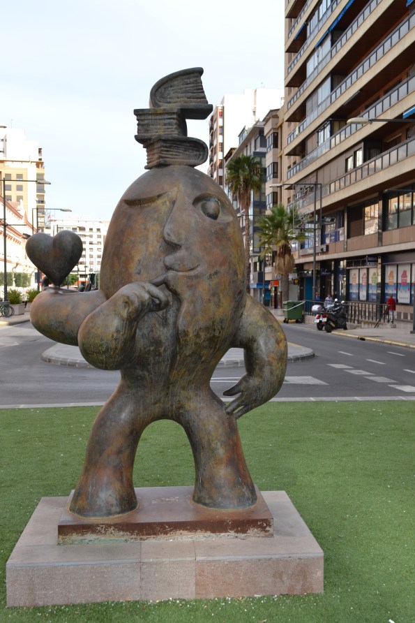 Y en Castellón hay muchas figuras bizarras y maravillosas: gigantes, manos gigantes, serenos y, la que más nos gustó, esta, colofón de esta artículo. 