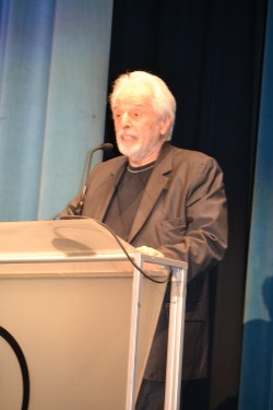 Jodorowsky ofreció una breve introducción a su película. La obra habló por él. 