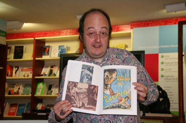 Y el que esto les cuenta, enloquecido y contento enseñando fotitos de su libro. 