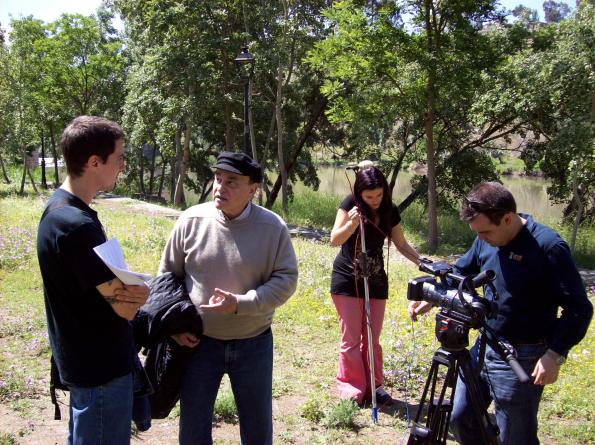 Paul Naschy charlando con Diego López durante el rodaje de La sonrisa del lobo.