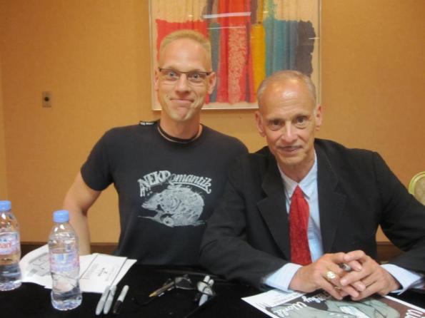 Buttgereit con John Waters en Indianápolis. 