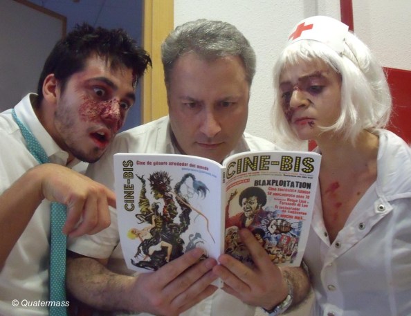Romero con un par de zombis ojeando el nº 1 de Cine-Bis, en Zaragoza (2013).  