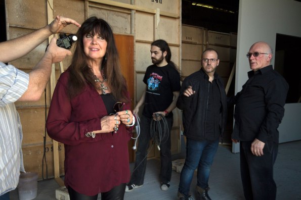 Caroline Munro durante el rodaje de Vampyres. A su vera puede verse a Víctor Matellano y Colin Arthur.