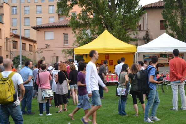 A las 21 horas uno de acercaba a La Bassa dels Hermanos y podía hacer cola para los menús orientales diarios...