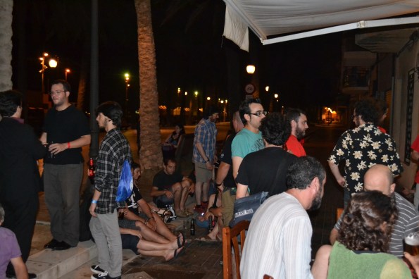 ... pero no todo va a ser ver películas: es verano, estamos al lado de la playa y la cerveza está fresca