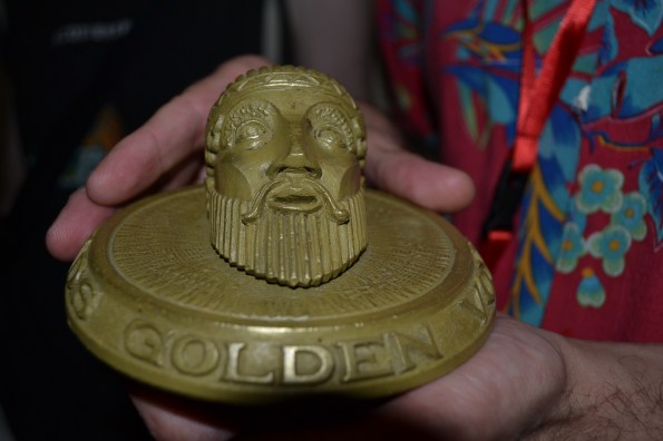 El director de Cryptshow, Tony Benages nos muestra el obsequio de Colin Arthur al festival. 