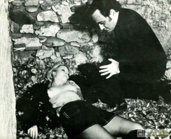 En España no pudimos ver el pecho de Shirley Corrigan...