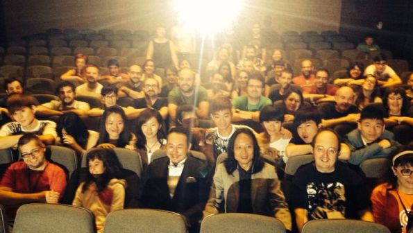 Al finalizar la charla, el director pidió hacerse una fotografía con el público. (Foto: Nits)