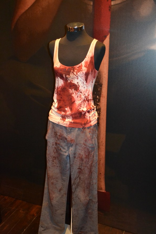 Aquí tenemos la ropa de guerra de Manuela Velasco.