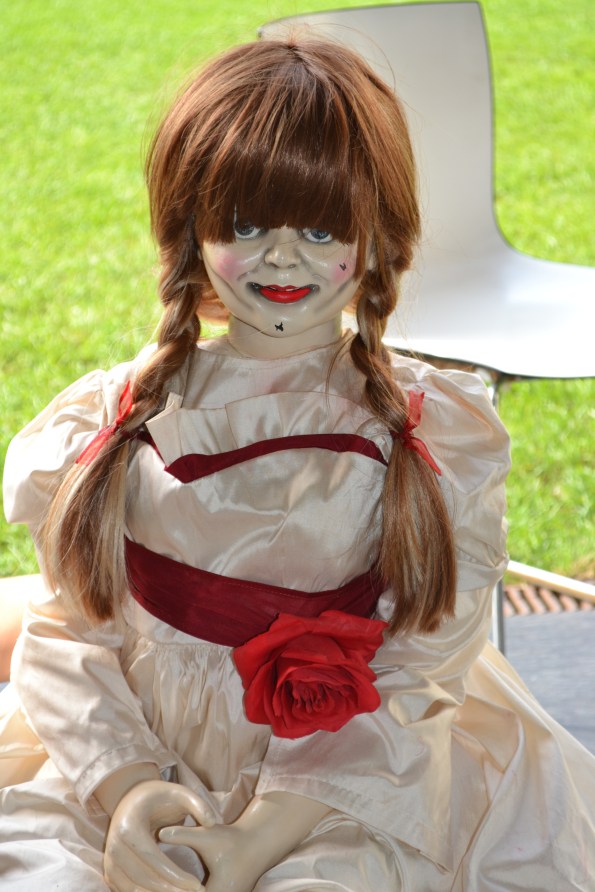 La muñeca Annabelle se paseó por el Melià y repartió máscaras en la sesión de la noche. También posó con todo el que se quiso fotografiar con ella.