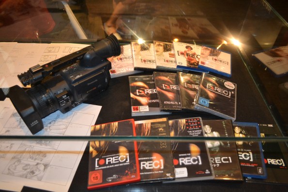 Una de las cámaras utilizadas, storyboards y diferentes ediciones de otros países. 