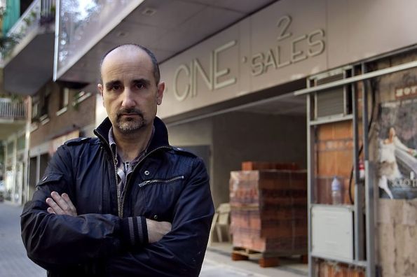 Nacho Cerdà delante del nuevo cine.