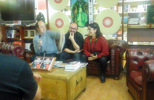Serendipia haciendo el ganso junto a José Miguel Rodríguez, uno de los editores de  Tyrannosaurus Books (foto: Isaac Vicente Sánchez Gómez)