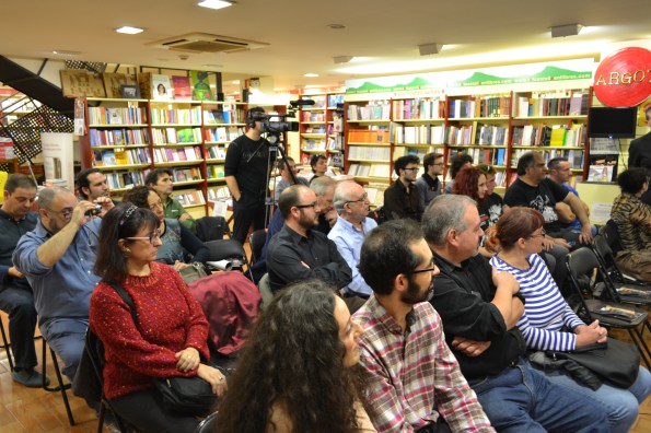 Bastante público en las presentaciones en la acogedora librería Argot.