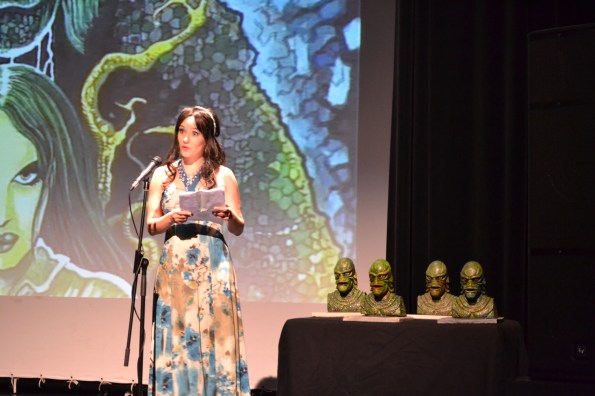 ... y tras la comida, llegan las proyecciones y la entrega de premios, presentados por la bella 