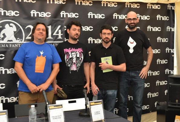 Para que reconozcan bien a los culpables, aquí tienen en plena rueda de reconocimiento a (de izquierda a derecha): Daniel Ausente, Francisco Serrano, Carlo Padial (invitado) y John Tones, en la presentación del libro durante el Festival de Sitges.