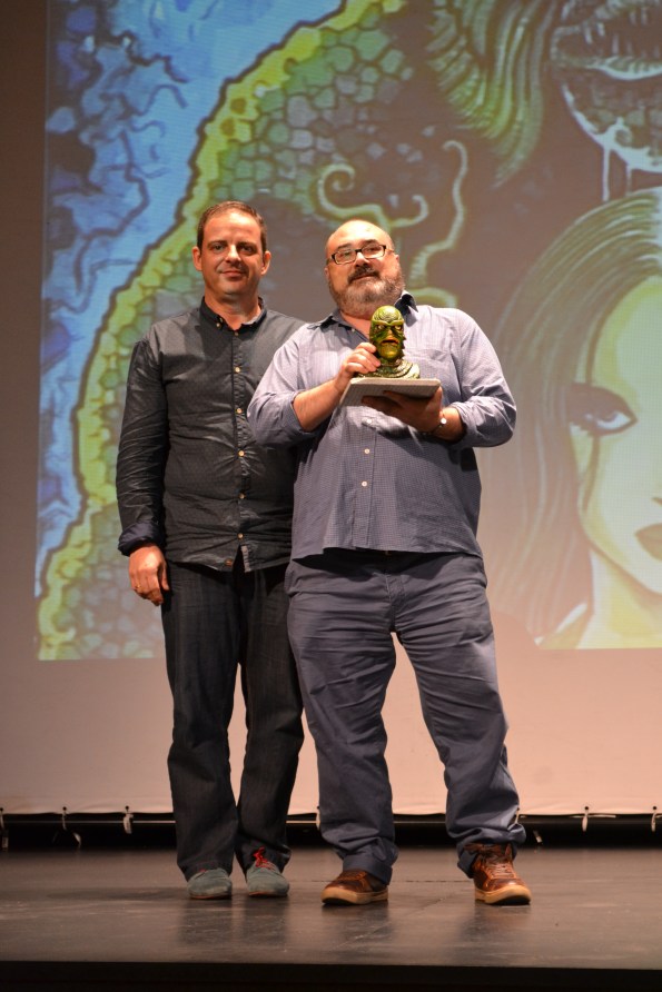 Miguel Ángel Plana con su premio, entregado por Jorge Juan Adsuara.