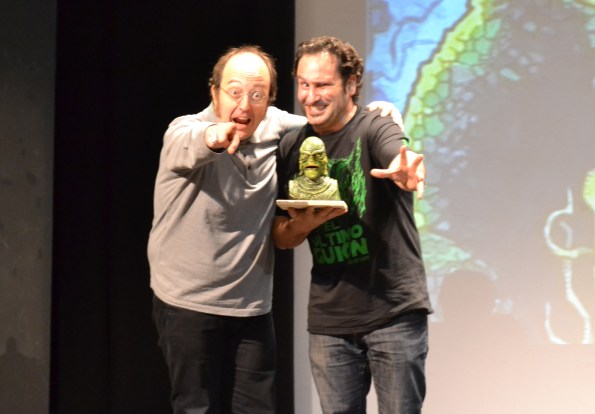 David García tras recibir su premio de manos del irresponsable individuo que les está contando todo esto.
