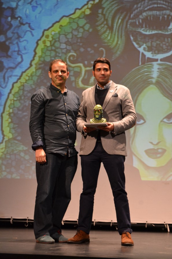 ... y finalmente el productor de La ropavejera, , recibiendo el galardón al mejor corto Fantasti'CS 2014.