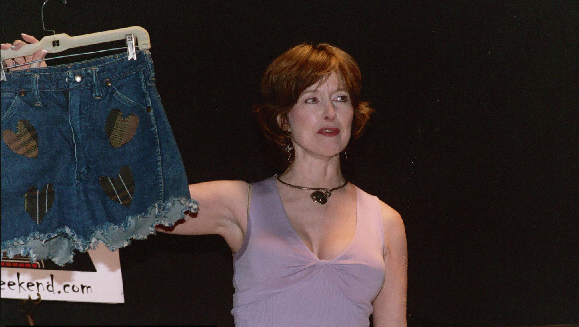 Camille muestra en una convención los shorts que lució durante el film y que todavía conserva (Foto: kitleyskript.com)