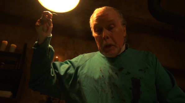 Jack Taylor realiza un memorable trabajo como el Dr. Knox en Wax.