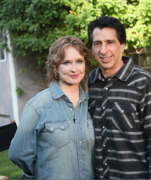 Camille Keaton y Zarchi durante el rodaje del documental Grow Up with I Spit on your Grave. 