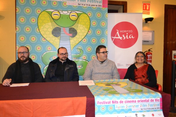 De izquierda a derecha: José M. Rodríguez, Domingo López, Quim Crusellas y una representante de la comunidad india de Vic durante la presentación de la nueva edición del festival. (Foto: Serendipia) 