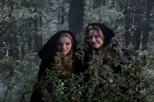 Una captura de La saga de los Drácula, como vampira acechando junto a María Kosty