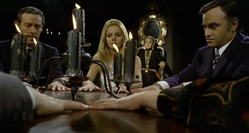 En el mismo filme, haciendo espiritismo junto a Paul Naschy y Julio Peña.