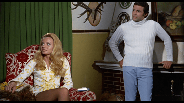 Junto a Vic Winner (Víctor Alcázar) en una captura de El espanto surge de la tumba.