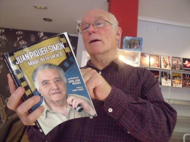 Colin Arthur ojeando el libro editado por Fantcast (Archivo Fantcast)