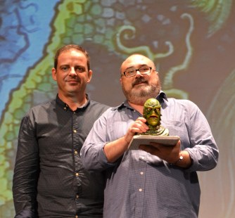 Miguel Ángel Plana recibiendo el premio Fantasti'CS 2014 de la mano de Jorge Juan Adsuara (Foto: Serendipia)