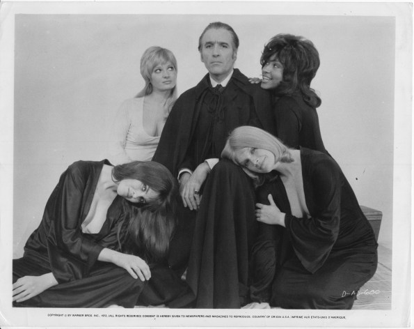 Dracula-AD-1972-Christopher-Lee-surrounded-by-girls