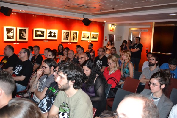 El público que abarrotaba las presentaciones matinales. 