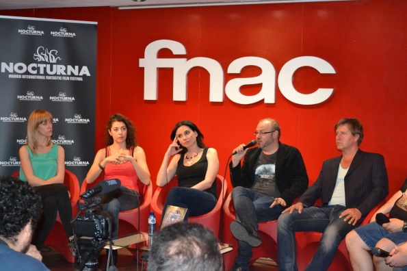 Presentación de Vampyres en el fórum Fnac de Callao. En la imagen: Verónica Polo, Almudena León, Marta Flich, Víctor Matellano y Christian Stamm. 