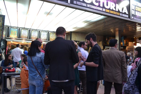 Entre sesión y sesión se formaba un fenomenal ambiente fuera del cine que invitaba a comentar los visto cerveza en mano