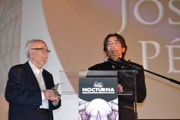 Luis Rosales entregando el premio Scifiworld Hall of Fame a Josep Anton Pérez Giner (foto Serendipia)