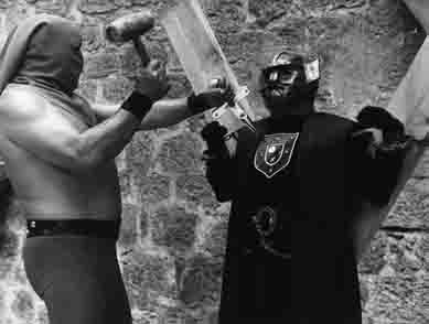 Waldemar Daninsky con la máscara de la ignominia a punto de ser apuñalado con la cruz de Mayenza