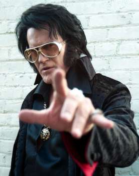 Bruce Campbell interpretando a el Rey en Bubba Ho-Tep (2002)