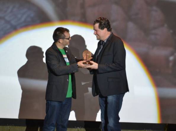 Don Coscarelli recibiendo la 'Máquina del Tiempo' de manos del director del Festival de Sitges, Ángel Sala (Foto: Serendipia)