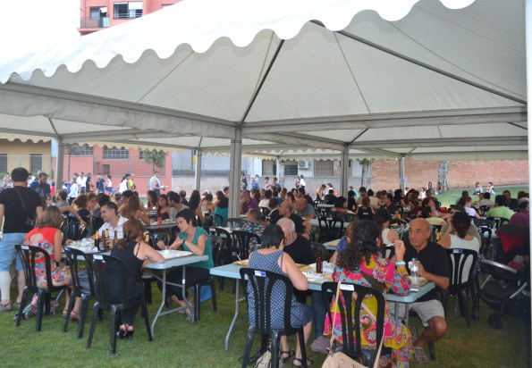 El público en la Bassa dels Hermanos saboreando los menús asiáticos (foto: Serendipia)