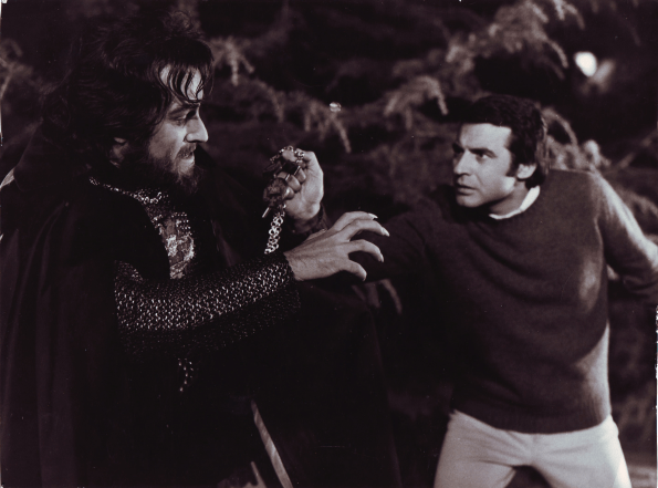 Amenazando a Alaric de Marnac (Paul Naschy) con los Martillos de Thor. 