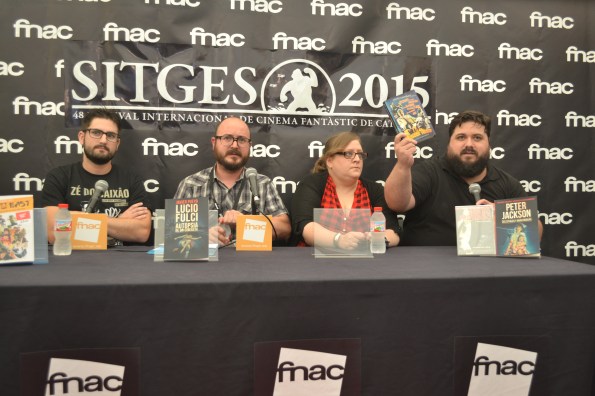 Javi Pueyo, autor de Lucio Fulci, autopsia de un cineasta y los tres responsables de Tyrannosaurus Books (Foto: Serendipia)