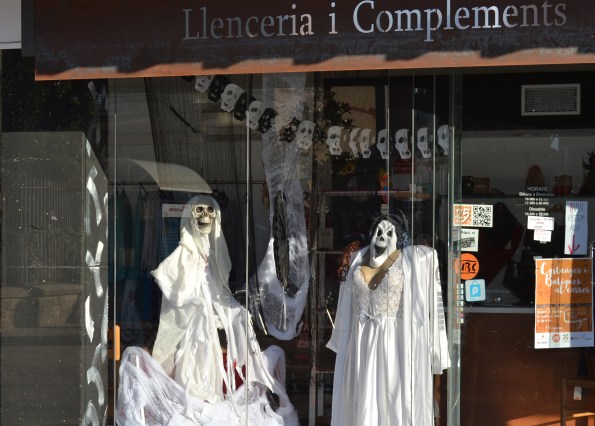 Los comercios de Cardedeu se han animado a engalanar sus escaparates (foto Serendipia)